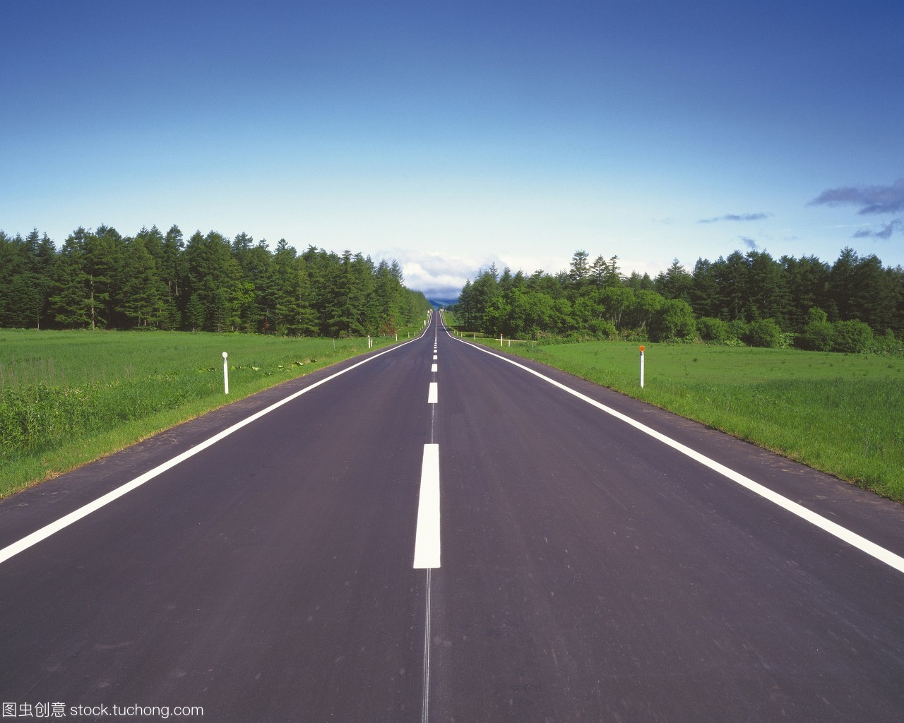穿行于晴空之下 一條筆直公路的自然詩(shī)篇